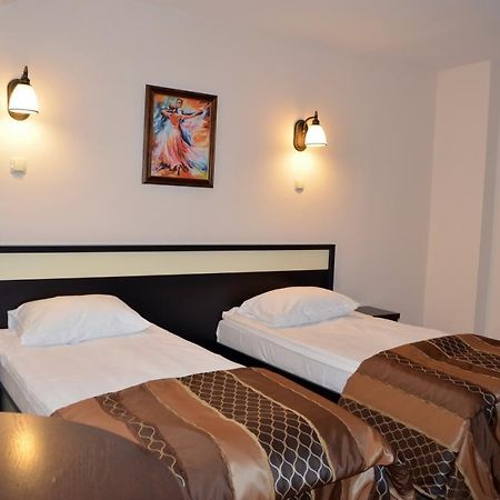 Vila Gardenia Hotel Oradea Exterior photo